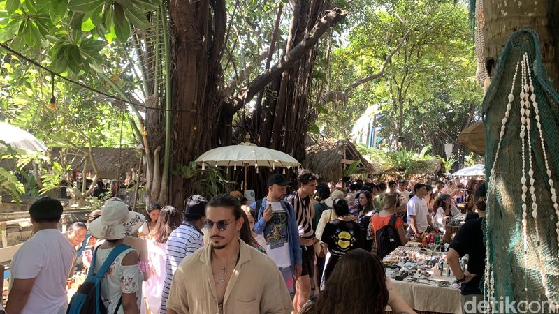 Turis asing ramai di La Brisa, pasar minggu di Canggu.