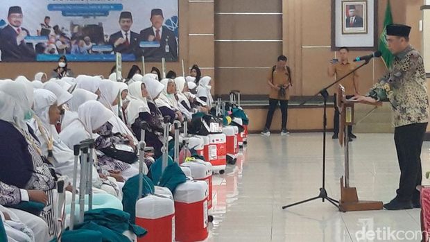 Wakil Menteri Agama, Saiful Rahmat Dasuki, melepas keberangkatan kloter 1 Embarkasi Solo di Asrama Haji Donohudan, Boyolali, Minggu (12/5/2024).