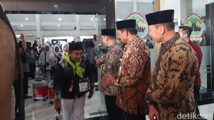 Wakil Menteri Agama, Saiful Rahmat Dasuki, melepas keberangkatan kloter 1 Embarkasi Solo di Asrama Haji Donohudan, Boyolali, Minggu (12/5/2024).