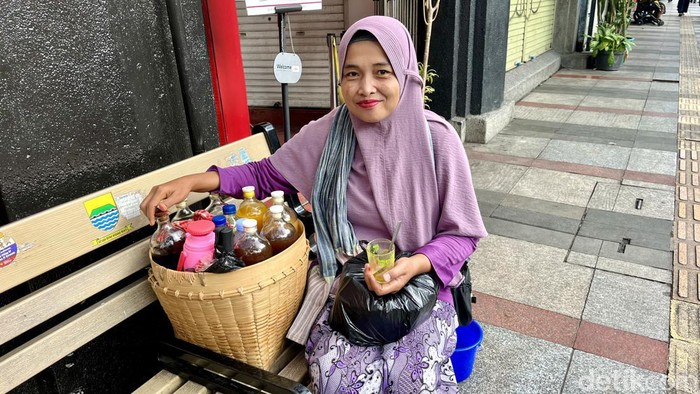 Warti, 31 tahun berjualan jamu gendong di tanah rantauan Kota Bandung.