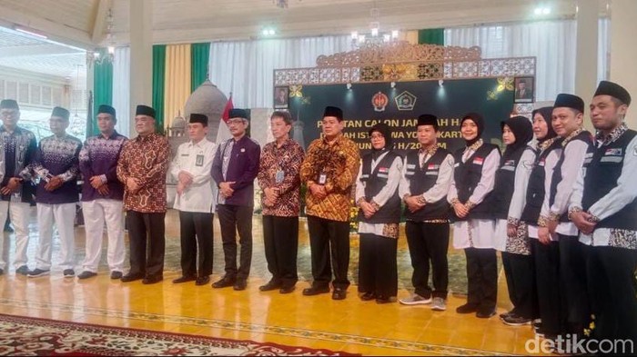 Acara pamitan calon jemaah haji DIY di Bangsal Kepatihan, Kantor Gubernur DIY, Kota Jogja, Senin (13/5/2024).