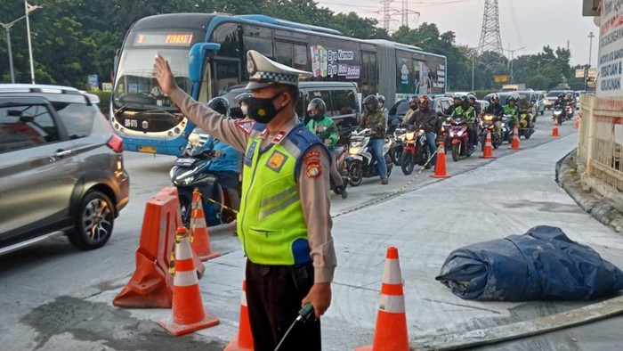 Perbaikan Jalan di Halim Sebabkan Kemacetan Arah Pancoran