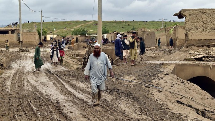 Afghanistan Diterjang Banjir Bandang, 315 Orang Tewas A man sits near his damaged house after heavy flooding in BaghlanAfghanistan Diterjang Banjir Bandang, 315 Orang Tewas province, in northern Afghanistan, Sunday, May 12, 2024. Victims of the devastating floods in northern Afghanistan are burying the dead and looking for the loved ones still missing. (AP Photo)