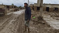 Banjir bandang yang disebabkan oleh hujan lebat telah menghancurkan desa-desa di Afghanistan utara.