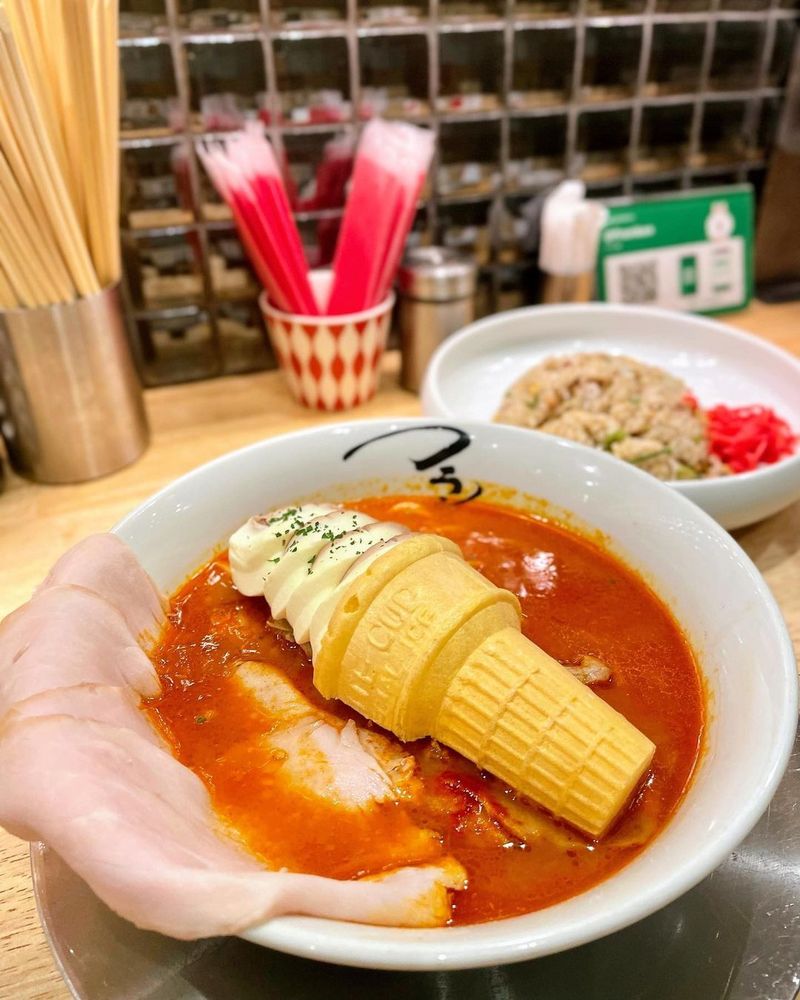 Agak Lain! Es Krim Dimakan dengan Nasi Padang hingga Mie Instan