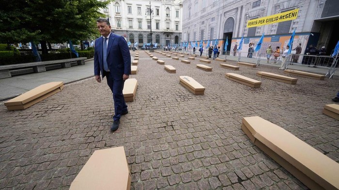 Aksi Protes Keselamatan Kerja, Peti Mati Penuhi Alun-alun Kota Milan La Scala theatre square is filled with 172 coffins, as many as the number of deaths at work that Lombardy recorded in 2023, during a flash mob organised by UIL trade union organization, in Milan, Italy, Friday, May 10, 2024. (AP Photo/Luca Bruno)