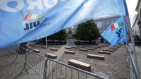 Tahun lalu, 1.041 orang meninggal di tempat kerja di Italia. Menurut badan statistik Eropa Eurostat, Italia berada di peringkat kedelapan di antara negara-negara Eropa dalam hal kematian di tempat kerja, dengan angka kejadian 2,66 per 100.000 pekerja, dibandingkan rata-rata Uni Eropa sebesar 1,76.