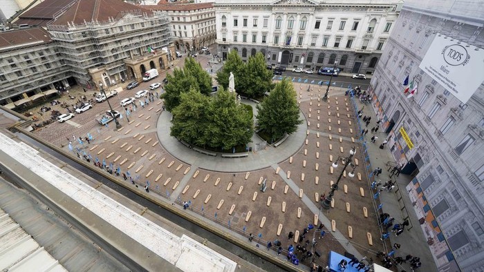 Aksi Protes Keselamatan Kerja, Peti Mati Penuhi Alun-alun Kota Milan La Scala theatre square is filled with 172 coffins, as many as the number of deaths at work that Lombardy recorded in 2023, during a flash mob organised by UIL trade union organization, in Milan, Italy, Friday, May 10, 2024. (AP Photo/Luca Bruno)