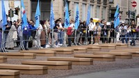 Alun-alun teater La Scala dipenuhi 172 peti mati, sama banyaknya dengan jumlah kematian di tempat kerja yang dicatat Lombardy pada tahun 2023. Aksi protes yang diselenggarakan oleh serikat pekerja terbesar kedua di Italia pada Jumat (10/5) itu untuk meningkatkan kesadaran atas kematian di tempat kerja.