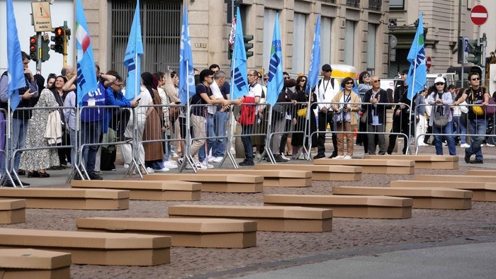 Aksi Protes Keselamatan Kerja, Peti Mati Penuhi Alun-alun Kota Milan La Scala theatre square is filled with 172 coffins, as many as the number of deaths at work that Lombardy recorded in 2023, during a flash mob organised by UIL trade union organization, in Milan, Italy, Friday, May 10, 2024. (AP Photo/Luca Bruno)