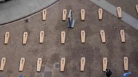 Kampanye serikat pekerja tersebut diberi judul “Zero Deaths.” Sebuah tanda di tengah piazza menunjukkan jumlah pekerja yang meninggal di tempat kerja sejak tahun 2018, dengan puncaknya sebanyak 1.709 orang pada tahun 2020, ketika pandemi COVID-19 menyebabkan angka kematian meningkat di Italia.