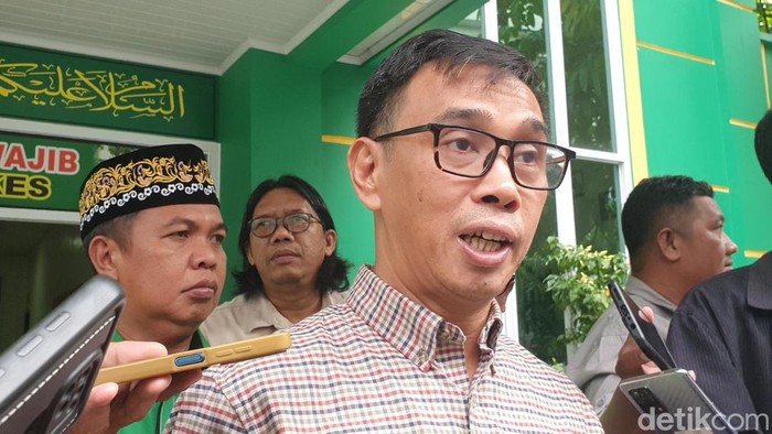 Alfrenzi Panggarbesi Ketua Tim Pemenangan Herman Deru usai mengambil formulir di PPP Sumsel.