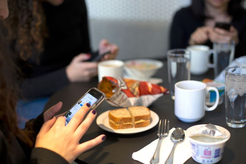 Penggunaan Ponsel di Restoran