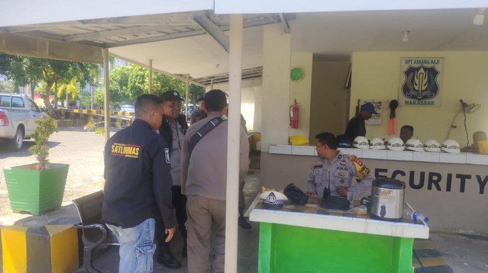 Aparat melakukan penjagaan di depan Asrama Haji Sudiang Makassar.