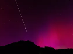 Warna-warni Ajaib Langit Ungu Akibat Badai Matahari