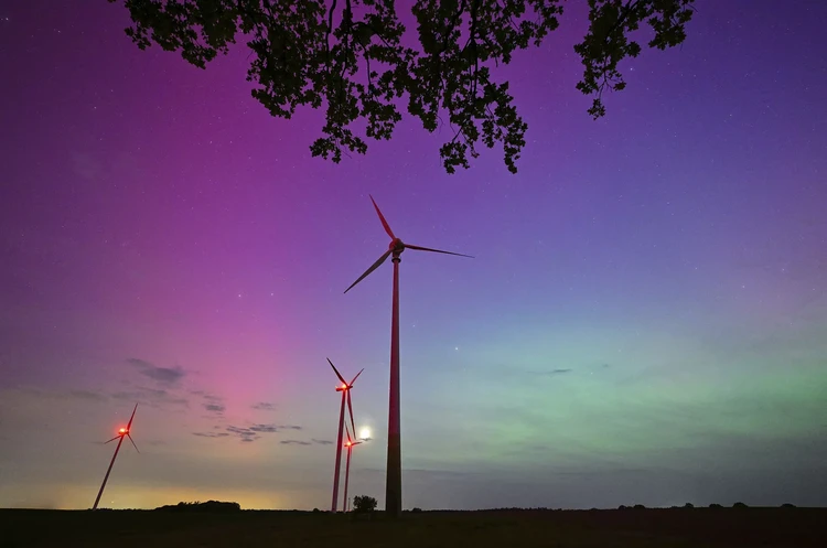 Aurora tercipta akibat badai geomagnetik