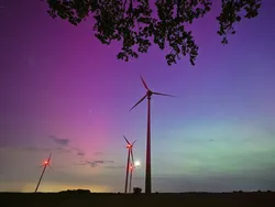 Warna-warni Ajaib Langit Ungu Akibat Badai Matahari