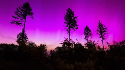 Warna-warni Ajaib Langit Ungu Akibat Badai Matahari