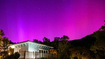 Aurora Borealis menerangi langit malam di utara San Francisco di Middletown, California, AS pada 11 Mei 2024. Badai matahari paling dahsyat dalam lebih dari dua dekade melanda Bumi, memicu pertunjukan cahaya langit yang spektakuler dari Tasmania hingga Inggris, dan mengancam kemungkinan gangguan pada satelit dan jaringan listrik yang terus berlanjut hingga akhir pekan. Foto: via Space.com