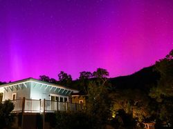 Warna-warni Ajaib Langit Ungu Akibat Badai Matahari