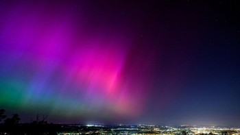 Negara-negara di belahan utara Bumi disuguhi tontonan langit menakjubkan pada Jumat (10/5) dan Sabtu (11/5) ketika badai geomagnetik skala G5, yaitu badai Matahari dengan tingkat terkuat menyebabkan Aurora Borealis atau disebut juga Cahaya Utara (Northern Lights).  Foto: via Space.com