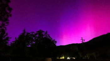 Cahaya utara menerangi langit malam di atas tenda kemping di utara San Francisco di Middletown, California, Amerika Serikat pada 11 Mei 2024. Foto: via Space.com