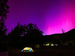 Warna-warni Ajaib Langit Ungu Akibat Badai Matahari