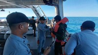 Setelah prosesi serah terima, nelayan tersebut diproses keimigrasian dan kesehatan di atas kapal. 