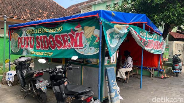 Bakso Putu Sidosemi berdiri sejak 1950. Keunikan bakso ini diberi topping tomat untuk menambah cita rasanya.
