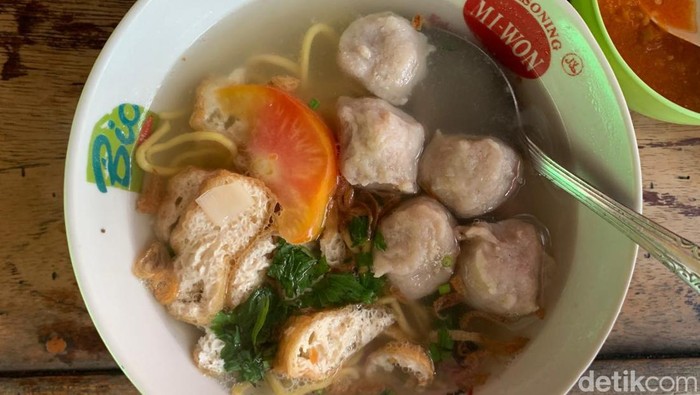 Bakso Putu Sidosemi berdiri sejak 1950. Keunikan bakso ini diberi topping tomat untuk menambah cita rasanya.