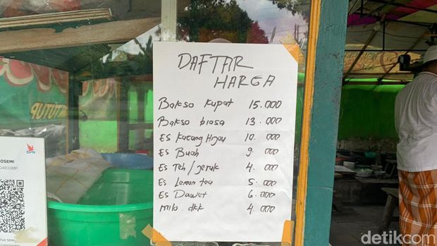 Bakso Putu Sidosemi berdiri sejak 1950. Keunikan bakso ini diberi topping tomat untuk menambah cita rasanya.
