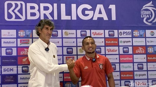 Pelatih Bali United Stefano Cugurra (kiri) dan pemain sayap Bali United Irfan Jaya dalam konferensi pers, Senin (13/5/2024).