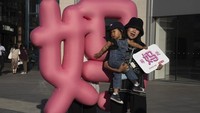 Balon tersebut bertuliskan mother atau ibu.