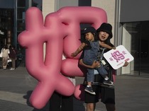 Balon Pink Gemas Ini Mondar-mandir di Mal Beijing