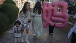 Balon Pink Gemas Ini Mondar-mandir di Mal Beijing