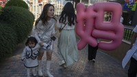 Tampak ada balon berwarna pink berukuran cukup besar mengelilingi mal tersebut.