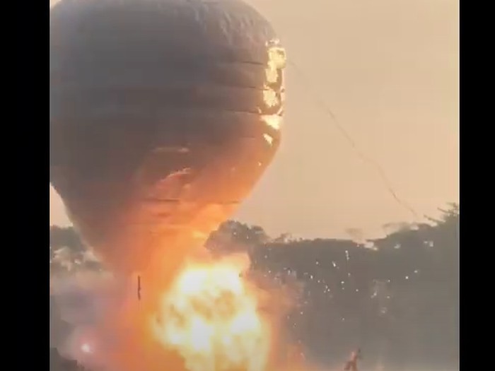 Balon Udara Berekor Petasan Meledak di Ponorogo