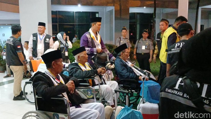 Beberapa calon jemaah haji embarkasi Batam yang menggunakan kursi roda.(Alamudin Hamapu/detikSumut)