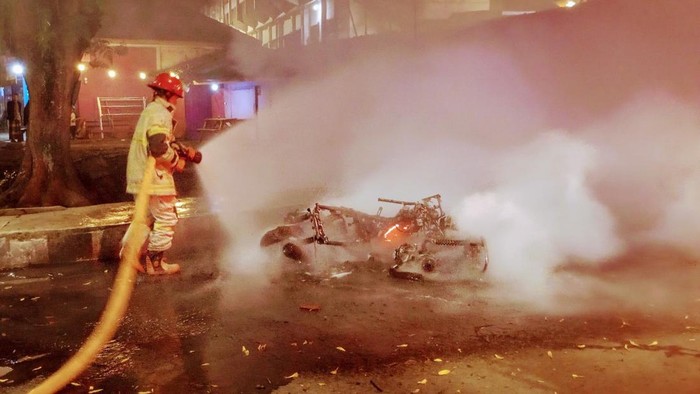 Bentrok dua ormas di Ciamis. Dua motor dibakar.