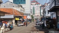Bangunan-bangunan peninggalan zaman dahulu masih banyak yang terawat hingga saat ini, adapun yang telah beralih fungsi menjadi toko. Hal ini yang menjadi daya tarik jika kamu berkunjung ke jalanan ini.