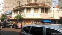Kemudian, berjalan kurang lebih lima menit dari Penjara Banceuy itu kamu akan disuguhkan dengan adanya pasar antik Cikapundung.