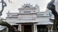Area-area ini juga dekat dengan Alun-alun Kota Bandung, berjalan kaki menikmati jalanan Kota Bandung jadi liburan alternatif yang bisa kamu lakukan bersama teman maupun keluarga.