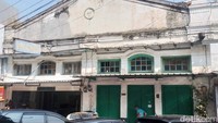Menyusuri gang demi gang pastinya kamu bakalan menemukan bangunan yang kental dengan nuansa zaman dahulu. Rumah dengan gaya arsitektur tempo dulu jadi daya tarik ketika melintas.