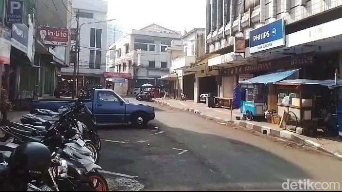 Berjalan Kaki, Cara Berbeda Menikmati Kota Bandung Kota Bandung selain terkenal dengan beberapa objek wisatanya juga terkenal dengan sejarah perkembangan kotanya. Menikmatinya sambil berjalan kaki, punya kesan tersendiri.