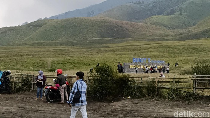 Bukit Teletubbies Gunung Bromo yang ramai dikunjungi saat libur panjang dan cuti bersama.