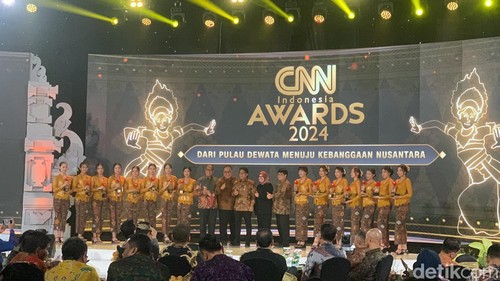 Bupati Badung I Nyoman Giri Prasta menerima 15 penghargaan dari CNN Indonesia Award di Kecamatan Kuta, Kabupaten Badung, Bali, Senin (13/5/2024). (Rizki Setyo Samudero/detikBali)