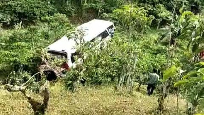 Bus penumpnag masuk ke jurang sedalam 50 meter di Lampug Barat.