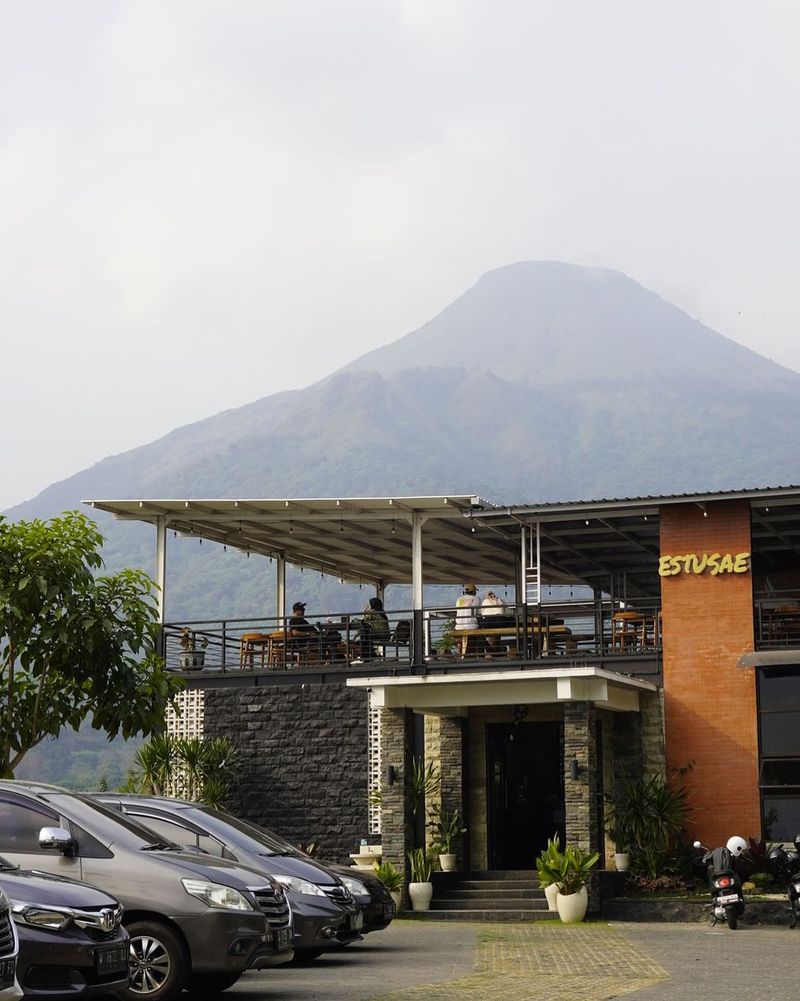 Rekomendasi cafe kekinian di Trawas.
