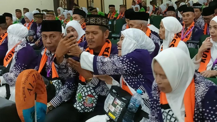 Calon jemaah haji kloter 1 Embarkasi Makassar berfoto saat penyambutan di Asrama Haji Sudiang, Makassar.