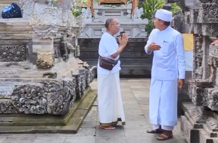 Jero Mangku Pura Tirta Empul berdebat dengan pria India di Pura Tirta Empul, Gianyar, Bali, Sabtu (11/5/2024).